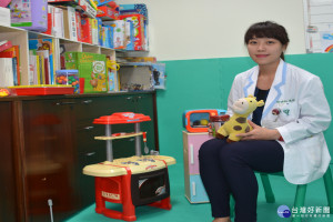 佳里奇美醫院復健科臨床心理師唐愉君說，從小孩玩玩具中可以了解孩子需要，進而改善不聽話和互動不好問題。(圖/記者李文生攝)