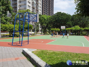 減少運動傷害的發生　萬和公園籃球場PU地面更新