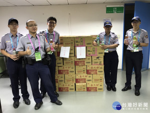 國內知名食品大廠體恤世大運執勤員警辛勞，特別致贈警察局300箱礦泉水等。（圖／記者黃村杉攝）