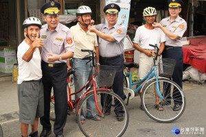 無米樂崑濱伯(左一)當起交通安全宣導大使，呼籲騎單車應戴安全帽並打開警示燈卡安全。