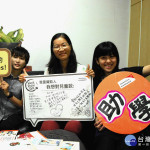 資助人陳夢如(右)、余老師(中)將愛心化作行動，幫助更多孩子完成求學之路。
