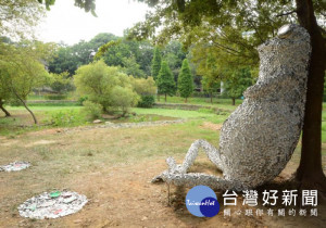 日本藝術家藤井芳則與竹霄社區發展協會、德育、虹橋幼兒園，共同創作《戲畫青蛙》。