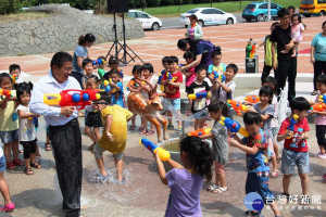 鹿港鎮親水設施正式啓用　黃振彥和小朋友玩起打水仗