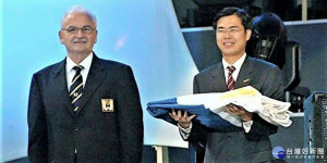 2005年陳其邁代表高雄從IWGA總會長Ron Froehlich接下了世運主辦旗幟。（圖／陳其邁國會辦公室提供）。