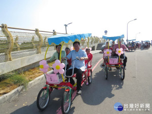 桃園市長鄭文燦在「新屋傳愛幸福家庭向前行」活動中，與立法委員陳賴素美一起踩動親子三輪車搭載小朋友。