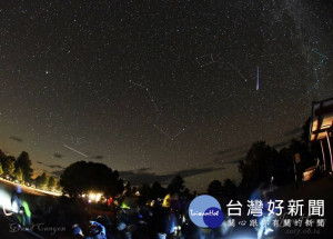 繁星點點的夜空，難得看到完整的大小北斗，更難得的是由上向下劃過北極星旁邊的一顆英仙座流星，和左下一個低軌道衛星留下的軌跡。（照片由洪景川提供）