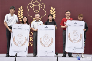 長榮大學校長李泳龍（右）抽出IPHONE手機，觀餐系、資工系、營養系等3位新生獲得。