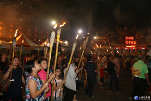 鬼門要開了！布袋建德宮火燈夜巡　民眾持火炬驅鬼