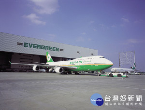 台灣長榮航空的747-400客機，在21日午間執行完香港-台北BR892航班任務後正式榮退，長榮旗下另5架747-全貨機預計2019年退役。（圖／長榮航空）