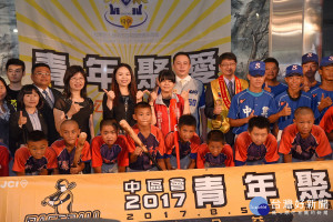 企業贈送棒球用具給千秋國小及中興國中棒球隊。