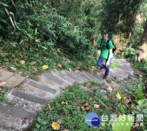 游錫堃23日隨即在臉書PO出自己登山的照片，並寫下「悠遊山林，逍遙自在」八個字，似乎很享受退休生活（圖／取自游錫堃臉書）