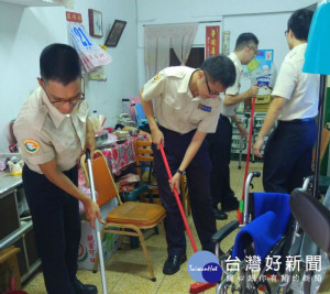 青年替代役男前往大溪區拜訪獨居長輩，協助清掃屋裡屋外。