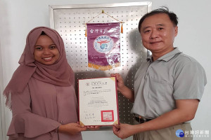 台灣首府大學國際兩岸事務處長黃文琛至印尼致送學生畢業證書。