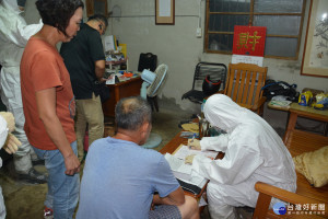 動保處防疫人員要求台南雞場業者配合簽下禁止移動雞隻和問題蛋的文件。(圖/記者李文生攝)