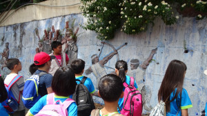 信義新鄉社區布農小小解說員為北中寮社區孩童們導覽解說-射日傳說。