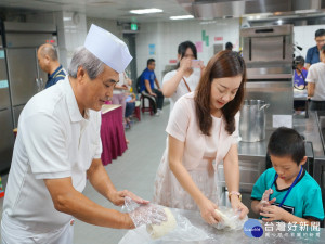 客家局長蔣絜安與日本烏龍麵職人一起和小小學員製作烏龍麵。