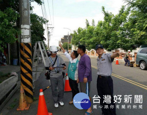 緊鄰國小的五叉路口動線複雜、車禍不斷，縣議員蔡岳儒爭取設置路口錄影監視系統，保障學童及社區居民行的安全。（記者陳昭宗拍攝）