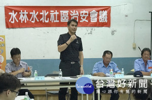 社區民眾肯定警方的各項努力，分局長李憲蒼勉勵更加用心服務鄉親，回報鄉親對警察工作支持。（記者陳昭宗拍攝）