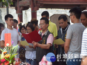 大甲區公所二十七日辦探訪受御封貞孝媽有功歷史事蹟。區長劉來旺在祭典中歌頌貞節媽事蹟，對社會民眾品性素行的行
為有相當提醒作用。（記者陳榮昌攝）