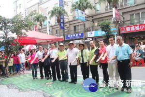 桃園市長鄭文燦前往楊梅區四維商圈，出席「2017楊梅悠遊‧彩街童趣」主題活動。