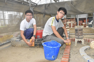 陳朝詠(左)、翁詳恩每日在泥堆中打滾，終於雪恥拿到全國「造園景觀」銀牌。