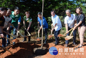 桃園市長鄭文燦出席「桃花園造林計畫統包工程－中壢山嶺段工區開工典禮」。