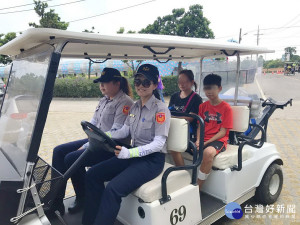 男童跌落水溝，大園分局巡官洪惠敏（右）、警員許家甄並開著高爾夫球車，護送他到救護站進行消毒包紮。