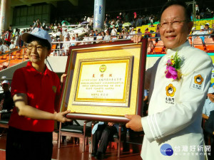 市府體育局專門委員鍾麗民代表桃園市長鄭文燦致贈表揚狀予太極門。