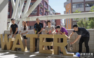 時尚WATER直飲台　造型醒目觸感自然