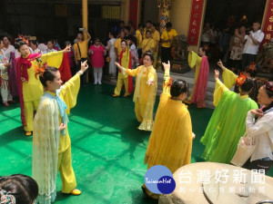 台中市鐵砧山風景區_西靈宮慶祝建宮二十六週年，五天舉行諸多隆

重的祭典，仙女跳迎賓舞迎客，現場人山人海，熱鬧非凡。（記者陳榮昌攝）
