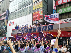 桃捷女孩、桃捷先生組成桃捷大隊，為台灣英雄大遊行中的世大運選手歡呼。