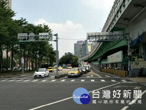 台北市政府工務局新建工程處將從9月1日起，進行建國高架仁愛路口南下匝道拓寬工程，預計2018年5月4日前全部完工。（圖／台北市政府工務局新建工程處）