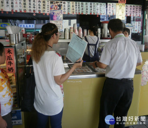 衛生局會同消保官抽驗夏季飲冰品及青草茶葉咖啡等原料。（圖／記者郭文君攝）