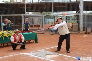 2017札哈木盃全原住民慢速壘球錦標賽，開球儀式由台南市長賴清德擔任打擊。