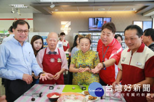 嘉義縣推營造高齡友善環境 張縣長偕失智長輩們作愛心月餅