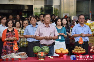 林明溱率主管員工於大門前祭拜好兄弟。