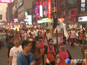 手持火把查夜暗訪 民眾參與祈求平安