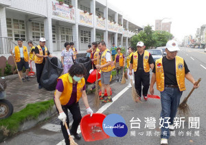 國際獅子會300D1區、北英獅子會及北港獅子會的獅友們，利用假日公益整理街道。（記者陳昭宗拍攝）