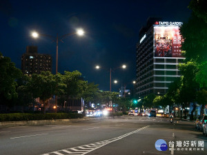 優化市容夜景　北市忠孝東西路全線路燈變「芯」了