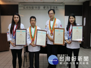 弘光科技大學餐旅管理系四名師生參加2017日本亞洲名廚料理名人大

會，奪得２特金１金２銀佳績。（記者陳榮昌攝）
