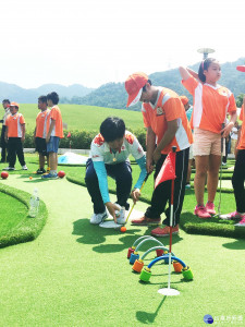 大溪笠復威斯汀總經理陳孝慈與桃市府觀光旅遊長楊勝評一同率先揮打以果嶺主題造型之九洞戶外兒童高爾夫，並與小朋友同歡。(記者陳寶印攝)
