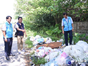 公德心何在？　花蓮市佐倉公墓遭濫倒垃圾