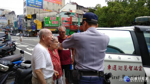 七旬老婦輕微失智迷途 長榮暖警即刻協助護送返家