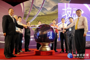 林聰賢主委、李鎮洋局長等來賓宣示守護家園。（水保局提供）