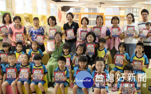 立委張麗善捐贈「我很重要」圖書給斗六市立繪本館，由市長謝淑亞代表接受，期教育孩子肯定自我價值。（記者陳昭宗拍攝）