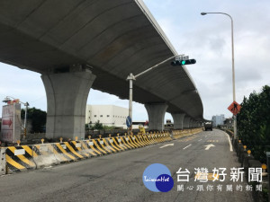西濱快速道路大甲至大安段車禍連連，近二十年再重新改建高架道

路工程，預定明年初啟用通車 。（記者陳榮昌攝）
