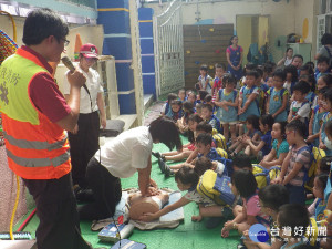 基市消防局救護宣導日　教導孩童學習民眾版心肺復甦術