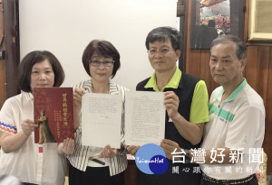 立委蘇治芬以捐款人身分，持「查帳申請書」要求朝天宮董事會公布收支明細，由董事蘇榮泉、林金忠及蕭慧敏代表接受。（記者陳昭宗拍攝）