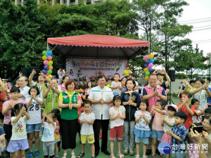 桃園市長鄭文燦率領1,000多位民眾共同轉動竹蜻蜓，為活動拉開序幕，更將現場氣氛帶到最高點。