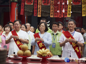 蔡英文總統、客委會主委李永得、桃園市長鄭文燦於平鎮區褒忠祠參拜義民爺，並焚香祈福。